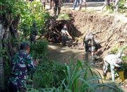 TNI Bersama Warga Bersihkan Saluran Drainase di Polewali Mandar