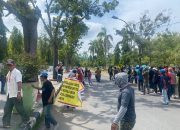 Kabag Ops Polres Polman Pimpin Pengamanan Unjuk Rasa Damai Gabungan Masyarakat Desa Lekopadis di Kantor Inspektorat Dan Kantor Pemda Kabupaten Polman