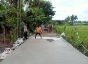 Bhabinkamtibmas Polsek Wonomulyo Monitoring Pembangunan Infrastruktur di Desa Binaannya