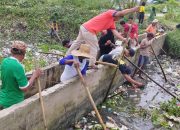 Bhabinkamtibmas Polsek Wonomulyo Polres Polman Melaksanakan Bhakti Sosial Pembersihan Sungai Di Desa Tumpiling