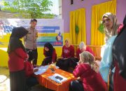 Bhabinkamtibmas Polsek Allu Polres Polman Monitoring Pekan Imunisasi Nasional Pemberian Vaksin Polio.