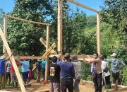 Bhabinkamtibmas Polsek Matangnga Polres Polman Bantu Warganya Yang Mendirikan Rumah