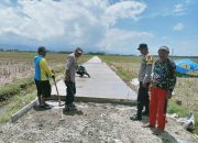 Bhabinkamtibmas Polsek Wonomulyo Sambang Sekaligus Monitoring Pembangunan Infrastruktur Desa Bersumber dari Dana Desa di Desa Binaannya