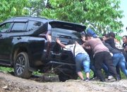 [VIDEO] Kampanye di Tutar, Paslon “DIGASKAN” Berjibaku Lalui Jalan Rusak
