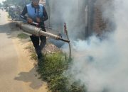 Bhabinkamtibmas Polsek Wonomulyo Laksanakan Fogging untuk Mencegah DBD