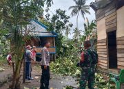 Bhabinkamtibmas Polsek Binuang bersama Babinsa Mendatangi TKP Rumah yang Tertimpa Pohon Tumbang