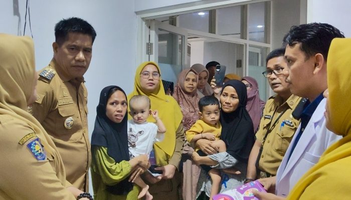 Tinjau Penderita Stunting di RSUD Pratama Wonomulyo, Pjs. Bupati  Muhammad Hamzih Sebut Dokternya Luar Biasa