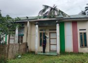 Bhabinkamtibmas Polsek Polewali Mendatangi TKP Pohon Tumbang yang Menimpa Rumah Kosong di BTN Villa Tamara