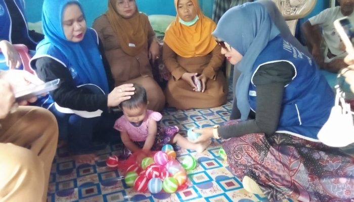 Tergabung Dalam Komunitas Orang Tua Asuh, Iwapi Polman Kunjungi Shanum, Bocah Penderita Stunting di Tumpiling