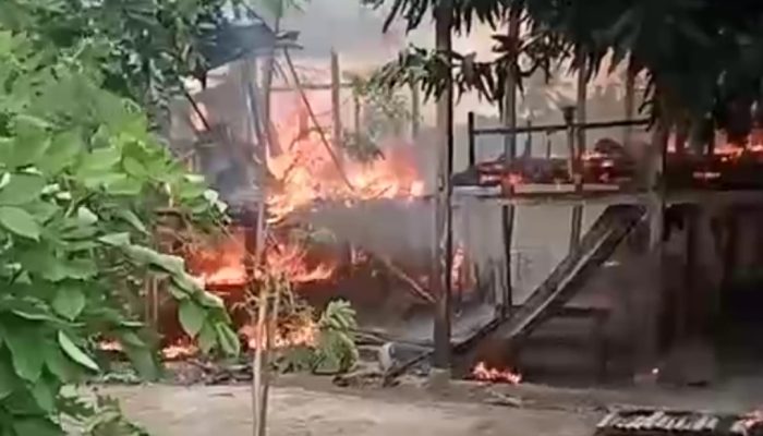 Sementara Dua Rumah Hangus Terbakar di Dusun Pussuba, Warga Berusaha Memadamkan Api