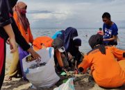 Peringatan Hari Peduli Sampah Nasional 2025, Kolaborasi DLHK – Komunitas Laut Biru Gelar Aksi Bersih Sampah di Pantai Bahari Polewali