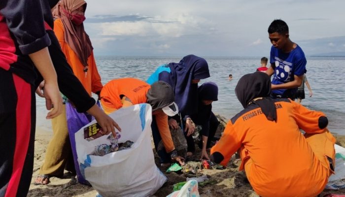 Peringatan Hari Peduli Sampah Nasional 2025, Kolaborasi DLHK – Komunitas Laut Biru Gelar Aksi Bersih Sampah di Pantai Bahari Polewali