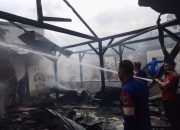 Kebakaran Hanguskan Dua Rumah di Kelurahan Sidodadi, Kerugian Ditaksir Rp. 93 Juta