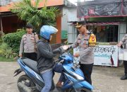 Wakili Kapolres Polman, Wakapolres Polman Bagikan Takjil Berbuka Pada Pengendara Jelang Buka Puasa