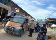 Commander Wish, Personil Polsek Tapango Polres Polman Laksanakan Pengamanan dan Pengaturan Lalu Lintas dipasar Pelitakan di Pagi Hari