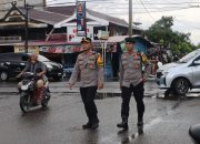 Wakapolres Polman Bersama Kasat Samapta Laksanakan Pengaturan Lalu Lintas Menjelang Buka Puasa di Pasar Sentral Pekkabata