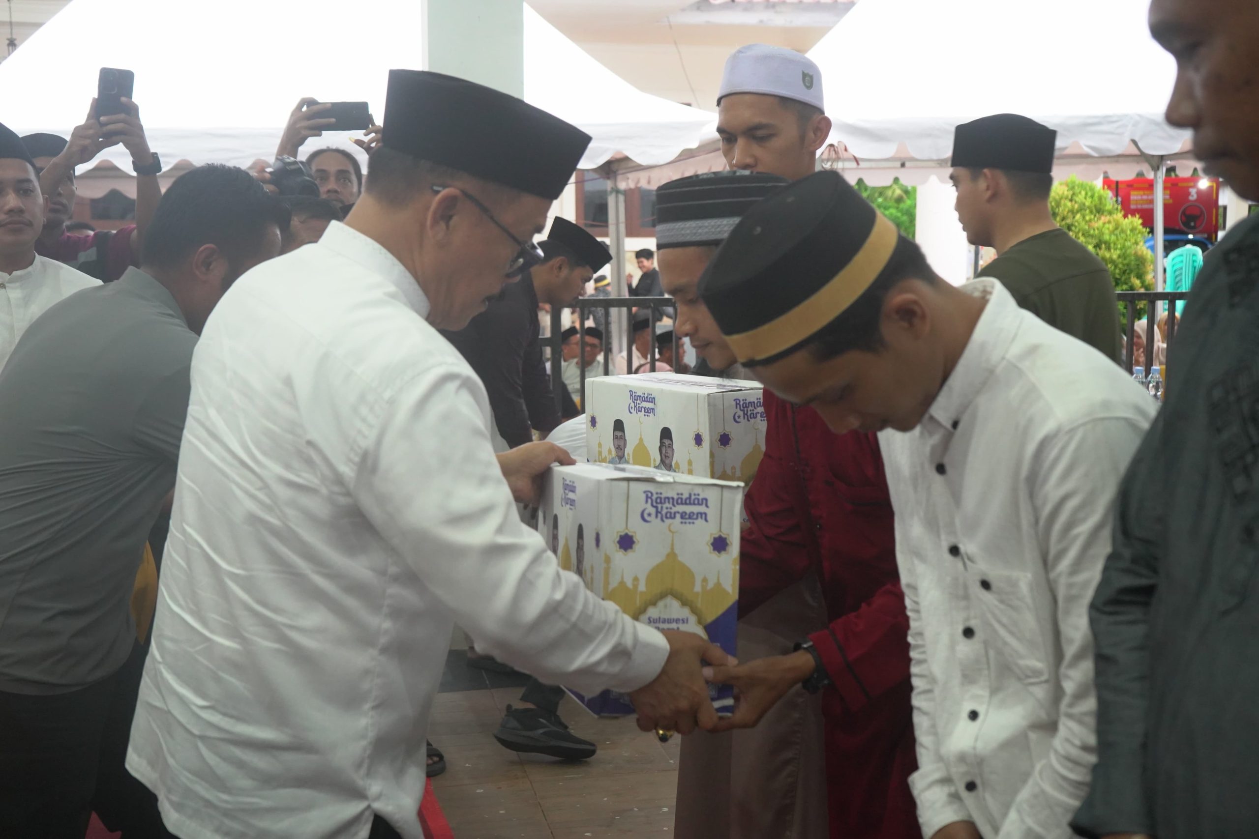 Gubernur Sulawesi Barat Suhardi Duka Sedang Membagikan Sembako