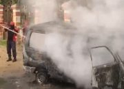 1 Unit Mobil  Suzuki Futura Hangus Terbakar,  Muat 5 jerigen berisi bahan bakar  Minyak