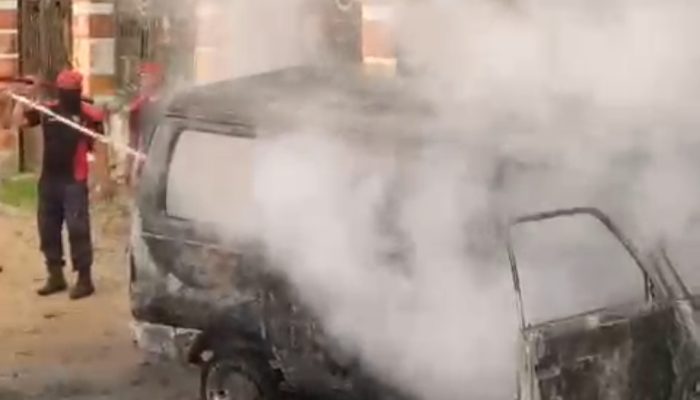 1 Unit Mobil  Suzuki Futura Hangus Terbakar,  Muat 5 jerigen berisi bahan bakar  Minyak