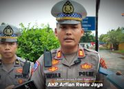 [VIDEO] Satlantas Polres Polman Bagikan Stiker Hotline 110, “Kalau Ada Kejadian di Jalan, Masyarakat Bisa Langsung Telepon”