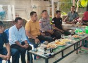 Bhabinkamtibmas Polsek Binuang Hadiri Rapat Koordinasi Persiapan Perlombaan Perahu Katinting di Desa Rea