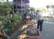 Bhabinkamtibmas Subsektor Anreapi Polres Polman Laksanakan Gotong Royong Bersama Warga di Desa Kunyi