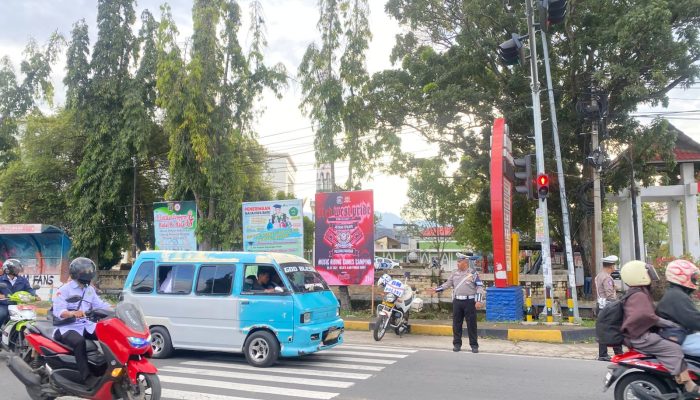 Sat Lantas Polres Polman Laksanakan Pengamanan dan Pengaturan Lalu Lintas di Pagi Hari Ciptakan Situasi Aman dan Kondusif