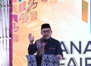 Suhardi Duka Serahkan Hadiah Umroh untuk Peserta Pawai Ta’aruf dalam Rangka Menyambut Tahun Baru Islam