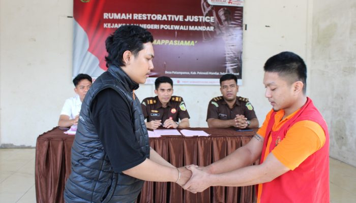 Emosi Sesaat, Dua Sahabat Bertikai Kini  Berakhir Harmonis: Kejari Polman Berhasil  Damaikan Melalui Mekanisme  Restorative Justice