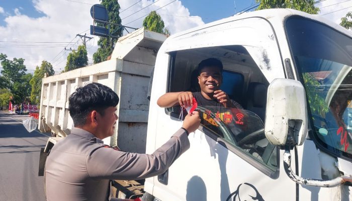 Polres Polman Laksanakan Pembagian Bendera Merah Putih Jelang HUT RI ke-80 Tahun 2025