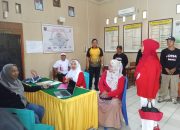 Bhabinkamtibmas Desa Nepo Monitor Kunjungan Tim Penilai Lomba Kebersihan Kantor