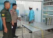 Bhabinkamtibmas Polsek Wonomulyo Bersama Babinsa Pantau Pembagian Makanan Bergizi Gratis