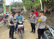 Polsek Matangnga Bagikan Bendera Merah Putih Jelang HUT RI Ke-80