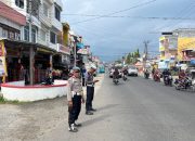 Wakili Kapolsek Wonomulyo, Kanit Binmas Polsek Wonomulyo  Pimpin Pengamanan Lomba Gerak Jalan Tingkat SLTA Sederajat dan Umum se-Kecamatan Wonomulyo