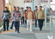Gubernur Suhardi Duka Jemput Langsung Kedatangan Anggota VI BPK RI Fathan Subchi di Bandara
