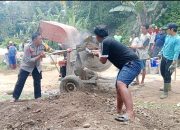 Bhabinkamtibmas Tapua Laksanakan Gotong Royong Perbaiki Jalan Rusak