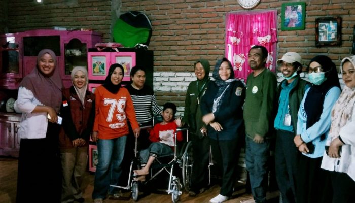 [Video] Aksi Kemanusiaan, Dinsos Polman dan Komunitas SJS Serahkan bantuan Kursi Roda untuk Sindi, Anak kondisi khusus di Tapango