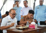 Tanggapi Isu Keracunan, Gubernur Sulbar Tinjau dan Cicipi Langsung Program MBG di Sekolah, SDK: MBG Program Baik, SPPG Ceroboh Akan Dihentikan Sementara