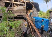 Rumah Warga di Desa Bonne Bonne Tertimpa Pohon Kelapa, Bhabinkamtibmas Sigap Datangi Lokasi