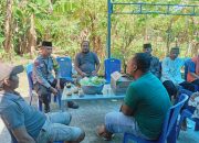 Bhabinkamtibmas Desa Sidorejo Tunjukkan Kepedulian dengan Melayat ke Rumah Warga Berduka