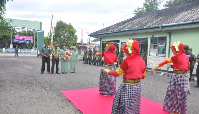 Lepas Sambut Dandim 1402/Polman, Letkol Inf Ikhwan Arifin Disambut Tarian Paddupa