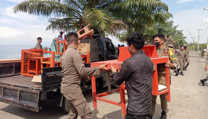 Tak Indahkan Peringatan, Satpol PP Polman Bersama TNI, Polri Tertibkan UMKM di Pantai Bahari