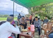 Wujud Kedekatan dengan Warga, Bhabinkamtibmas Polsek Binuang Polres Polman Melayat ke Rumah Duka