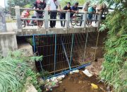 Bhabinkamtibmas Polsek Polewali Tindaklanjuti Keluhan Warga Terkait Pemasangan Pagar Sampah di Sungai Lantora