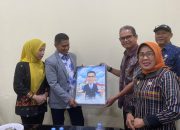 DPMPTSP Sulbar Serahkan Cendera Mata kepada Asisten III Setda Provinsi Sulawesi Barat