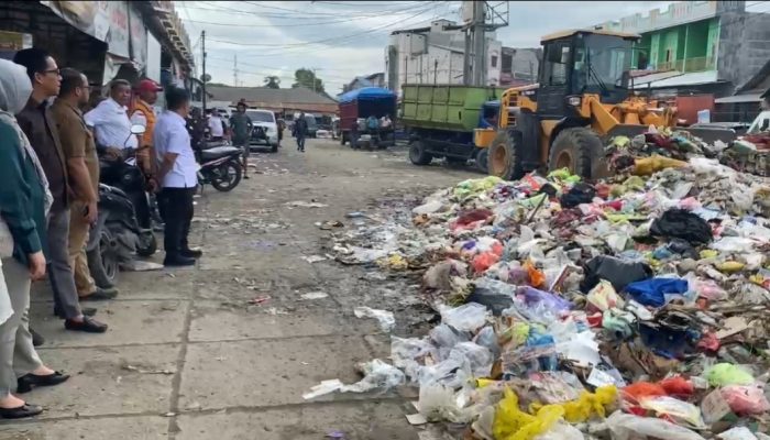 Ketua DPRD Polman Tinjau Sampah’ Menggunung di Pasar Wonomulyo, Langsung Diangkut