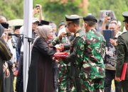 Momen Haru Hj. Fatmawati Salim Terima Lipatan Merah Putih Usai Upacara Pemakaman Militer