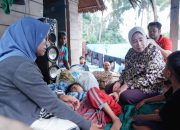 Amanah Almarhum: Hj. Fatmawati Salim Kunjungi Dua Anak Lumpuh di Campalagian