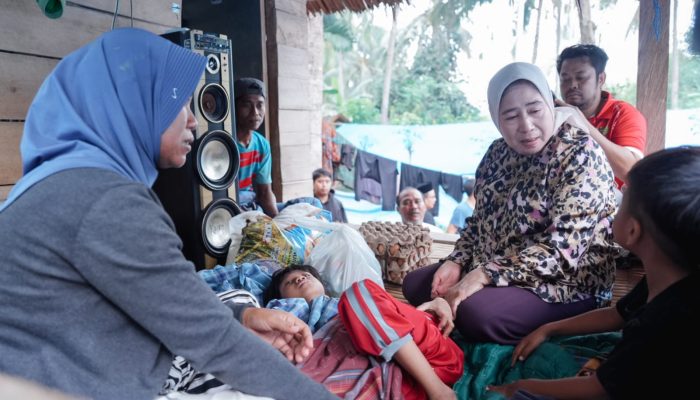 Amanah Almarhum: Hj. Fatmawati Salim Kunjungi Dua Anak Lumpuh di Campalagian