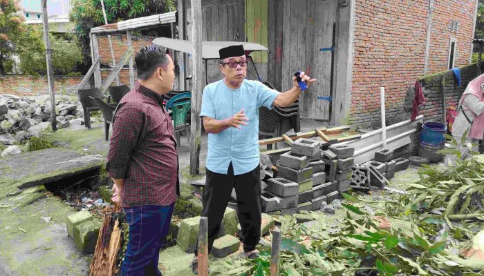 Pohon Tumbang Rusak Rumah Warga Kurang Mampu, Ketua DPRD Fahry Tinjau Langsung Dan Beri Bantuan